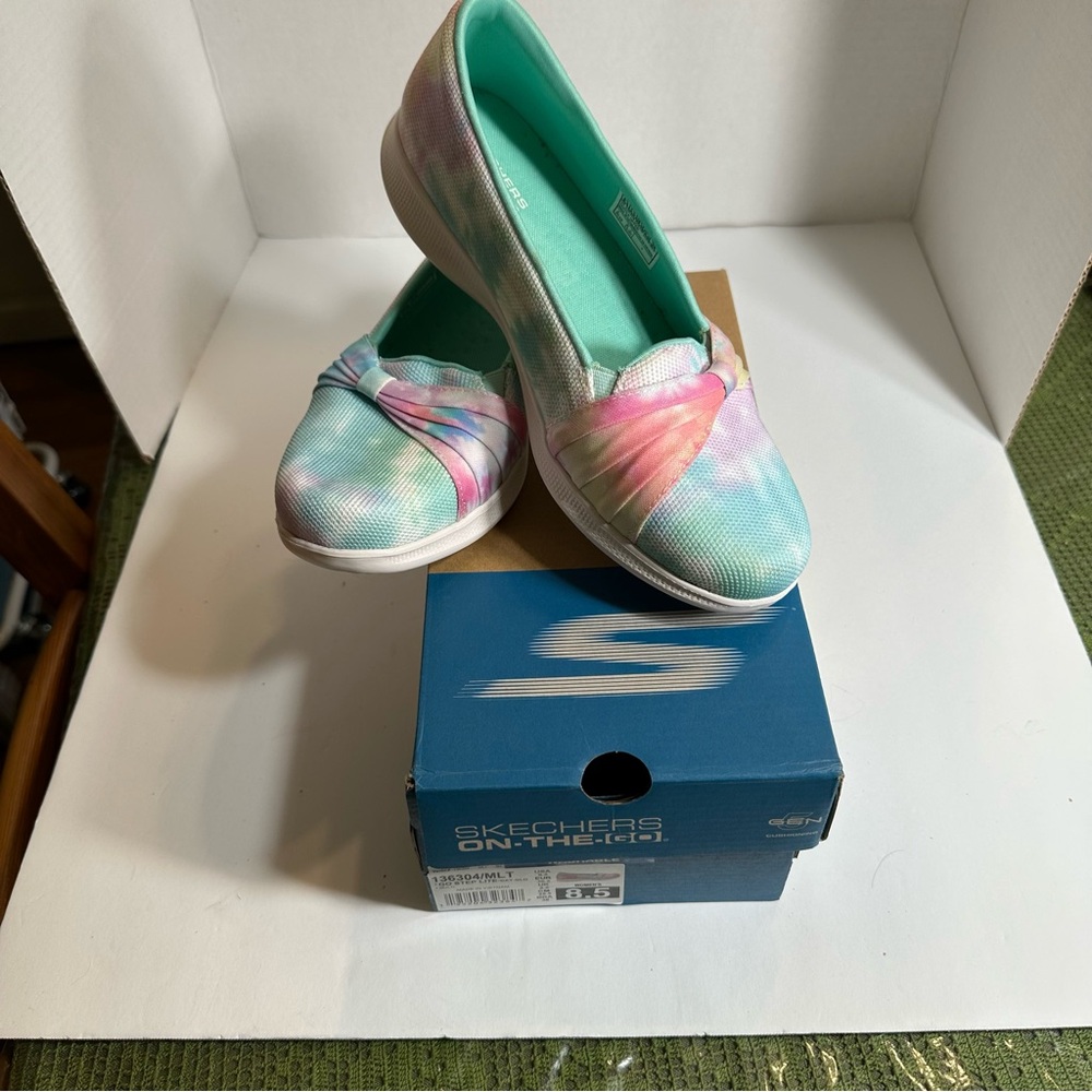 NIB Skechers Day-Glo Women's Tie-Dye Slip-On Shoes Size 8.5